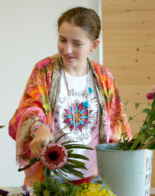 Suraya putting together a gorgeous bunch of flowers